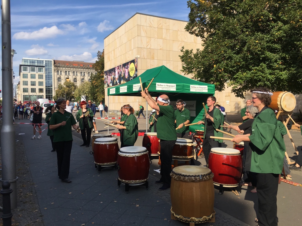 Taiko bei km 41 am Berlin Marathon